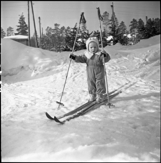 Pieni hiihtäjä. 1955. Kuva: Kuvapaja. Etelä-Karjalan museo. CC BY-NC-ND 4.0.