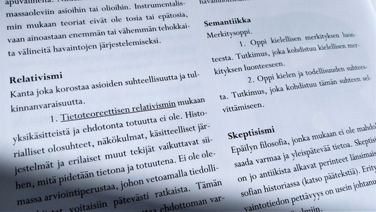 Käsitteitä Esa Saarisen kirjassa Filosofia (WSOY, 1995). Kuva: Risto Uusikoski, Kotus.