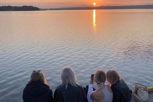 Neljä nuorta rannalla. Kuva: Teresa Damski, Kotus.