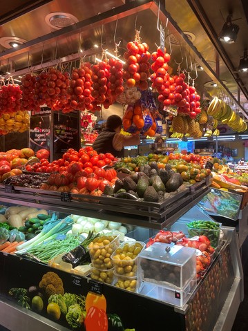 Tomaatteja ja muita vihanneksia torilla. Kuva: Teresa Damski, Kotus.