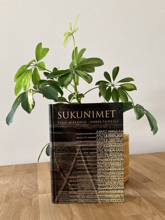 Sukunimet-kirja. Kuva: Petra Saarnisto, Kotus.