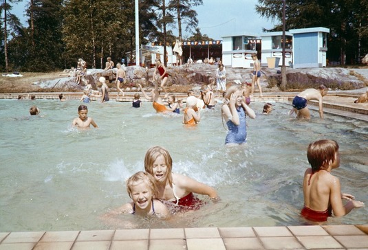 Uimareita Helsingin Uimastadionilla 1960-luvulla. Kuva: Heikki Halme. Helsingin kaupunginmuseo. CC BY 4.0.