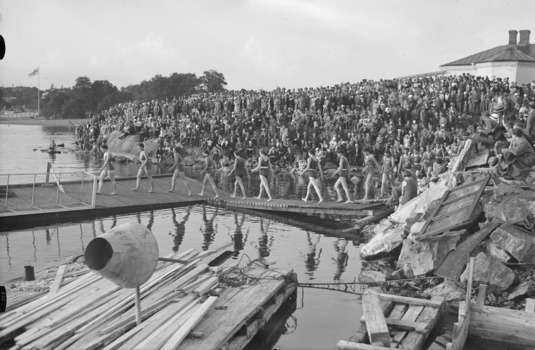 Uimakilpailut Eteläisessä Uunisaaressa Helsingissä vuonna 1934. Kuva: Pietinen. Museovirasto. CC BY 4.0.