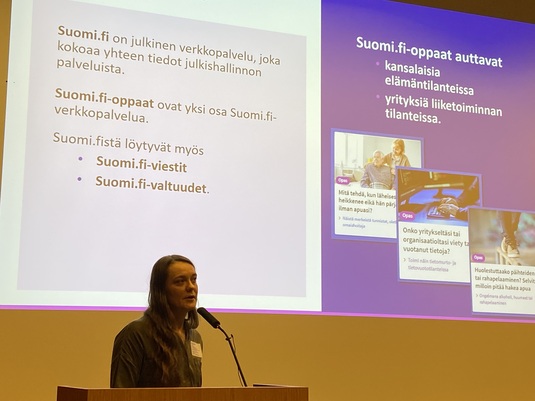 Minna Mäkinen (DVV, Suomi.fi-verkkotoimitus) esittelee Suomi.fi-oppaita. Kuva: Liisa Raevaara, Kotus.