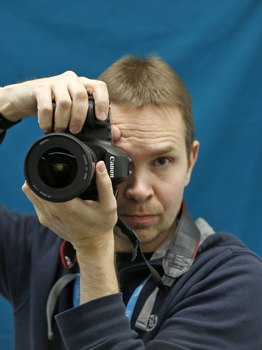 Kuvassa Kruunusillat-raitiotien viestintäpäällikkö Lauri Hänninen ottaa kameralla kuvaa. Omakuva.