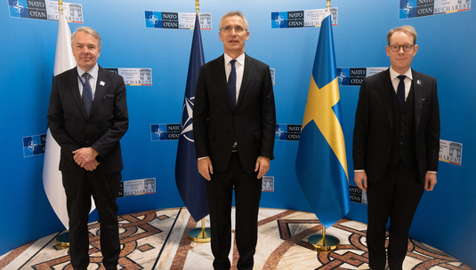 Suomen ulkoministeri Pekka Haavisto, Naton pääsihteeri Jens Stoltenberg ja Ruotsin ulkoministeri Tobias Billström marraskuussa 2022 Bukarestissa. Kuva: Nato.