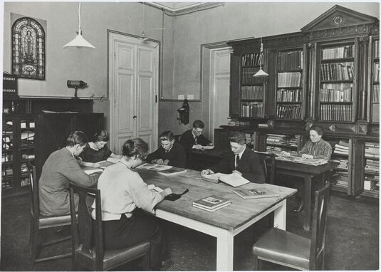 Opiskelijoita lukemassa Ateneumin kirjastossa. Kuva: J. A. Lindh, 1920-29. Aalto-yliopiston arkisto.