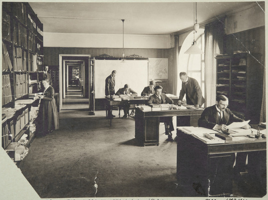 Tilastollisen päätoimiston henkilökuntaa. 1921. Kuva: Harald Rosenberg. Museovirasto.