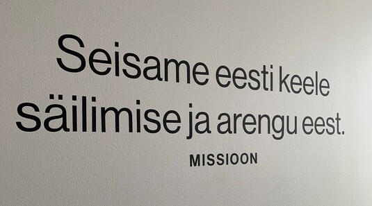 Eesti Keele Instituutin tavoite: ”Puolustamme viron kielen säilymistä ja kehittämistä.” Teksti viroksi: ”Seisame eesti keele säilimise ja arengu eest.”