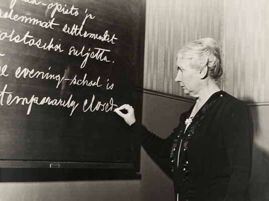 Englannin kielen opettaja Ester Ståhlberg. Helsinki, 1939. Kuva: Thérèse Bonney. Museovirasto. CC BY 4.0.