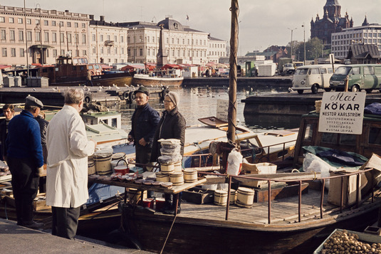 Silakkamarkkinat Kauppatorilla 1970-luvulla. Kuva: Helsingin kaupunginmuseo. CC BY 4.0.