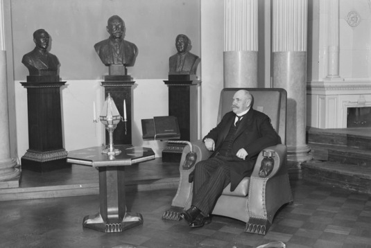 Tasavallan presidentti P. E. Svinhufvud istuu nojatuolissa 70-vuotispäivänään Presidentinlinnassa. 1931. Kuva: Aarne Pietinen. Museovirasto. CC BY 4.0.