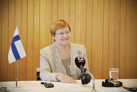 Presidentti Tarja Halonen median haastateltavana YK:n yleiskokouksessa vuonna 2011. Kuva: tasavallan presidentin kanslia.