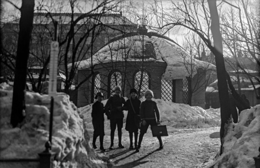 Neljä lasta Kappeliesplanadilla. Helsinki, 1920–1930. Kuva: Kalle Havas. Helsingin kaupunginmuseo. CC BY 4.0.