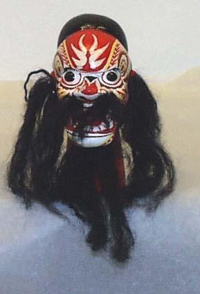 Peking-oopperan demonisorminukke. Kuva: Teatterimuseo.