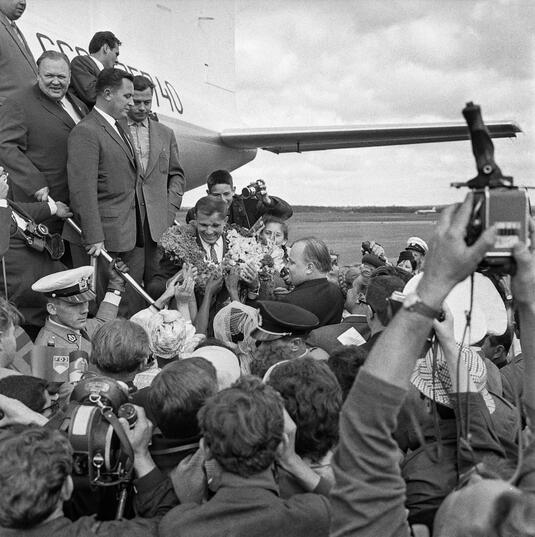 Kosmonautti Juri Gagarin Helsingissä Nuorisofestivaalien aikaan elokuussa 1962. Gagarin vastaanotetaan Seutulan lentokentällä 5.8.1962. Kuva: Journalistinen kuva-arkisto. Museovirasto. CC BY 4.0.