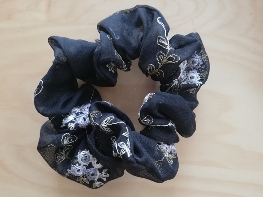 Hiusdonitsi vai scrunchie? Kuva: Minna Pyhälahti, Kotus.