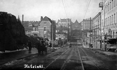 Näkymä Nikolainkadulle etelään päin (nyk. Snellmaninkatu) suurin piirtein nykyisen Vironkadun ja Snellmaninkadun risteyksestä. 1910 (© Helsingin kaupunginmuseo)