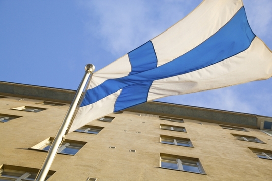 Suomen lippu liehuu. Kuva: Kuva-Plugi.