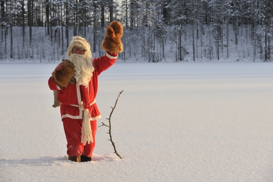 Joulupukki vilkuttaa. Kuva: Kuva-Plugi.