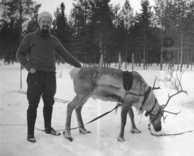 Mies ja poro (v. 1907–1910). Kuva: Hugo Simberg. Kansallisgallerian aineistokokoelmat. CC BY 4.0.