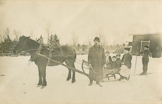 Leipuri Otto Kanervan perhe laskiaisajelulla 1920-luvulla. Kuva: Nurmijärven museo. CC BY-NC-ND 4.0.