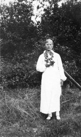 Ripille päässyt nuori tyttö yllään valkea alba (30- tai 40-luvulta). Kuva: Keravan museo.