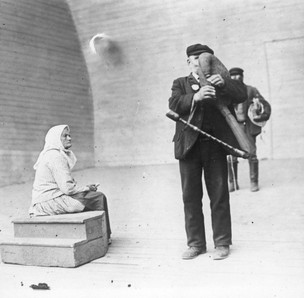 Säkkipillin soittoa Helsingissä v. 1921. Kuva: Helsingin kaupunginmuseo.