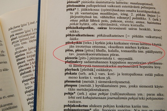 Pizza Nykysuomen sivistyssanakirjassa (vas.) ja pitsa Uudissanasto 80:ssä (oik.). Kuva: Ulla Onkamo, Kotus.