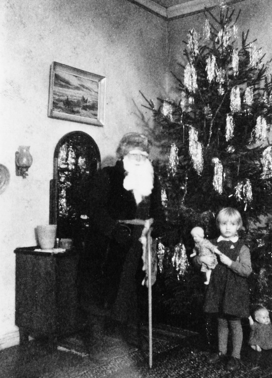 Joulupukki tuo lahjoja jouluaattona. Kuva: Torsten Janzon. Helsingin kaupunginmuseo. CC BY 4.0.