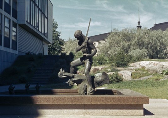 Pyhä Yrjänä kukistaa lohikäärmeen. Kuva: Constantin Grünberg, Helsingin kaupunginmuseo. CC BY 4.0.