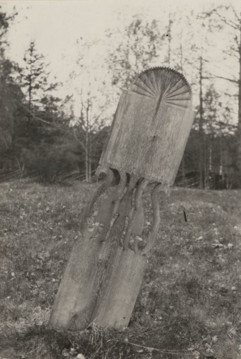 Hautataulu Pielavedeltä (v. 1928). Kuva: Ahti Rytkönen. Suomen murteiden sana-arkisto, Kotus.