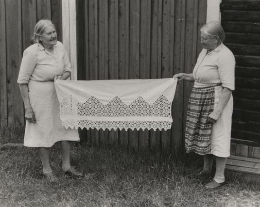 Siskokset esittelevät kartiinia eli ikkunan valoverhoa, joka on virkattu vuonna 1928. Kuva: Leena Sarvas. Suomen murteiden sana-arkisto.