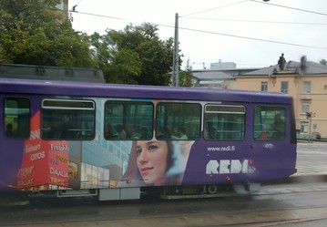 Kauppakeskus Redin mainos raitiovaunussa. Kuva: Ulla Onkamo, Kotus.