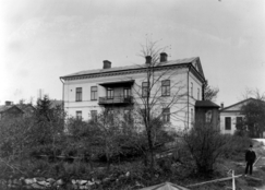 Hakaniemenkuja 4–5 n. 1900. Huvilan päärakennuksen on rakentanut 1862 Stenberg och Söner. Kuva: Helsingin kaupunginmuseon kuva-arkisto.