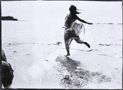 Vapaan tanssin suomalainen pioneeri Maggie Gripenberg merellisessä miljöössä 1910-luvulla. Kuva: Museovirasto.