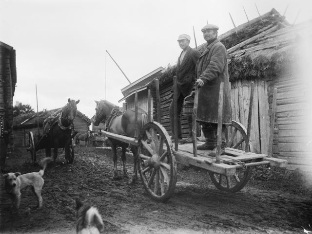 Hevosmiehiä rattailla 1919. Kuva: Samuli Paulaharju. Museovirasto. CC BY 4.0.