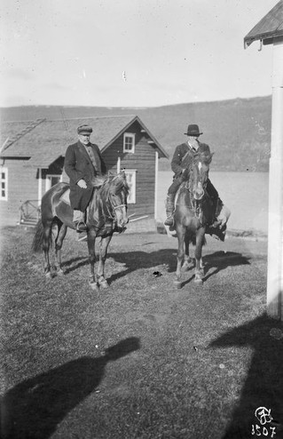 Kaksi miestä ratsailla. Vasemmalla tohtori af Heurlin. Kuva: Juhani Ahola. 1921–1929. Museovirasto. CC BY 4.0.