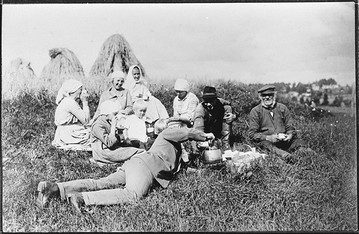 Kahvitauko heinänteon välillä Jääskessä 1920-luvulla. Kuva: Museovirasto. CC BY 4.0-