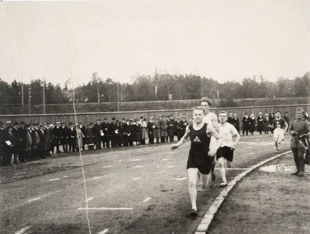Juoksukilpailu Eläintarhan kentällä 1921. Paavo Nurmi johdossa. Museovirasto. CC BY 4.0.
