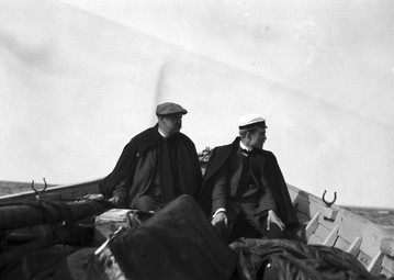 Professori Emil Nestor Setälä ja maisteri Eemil Saarimaa veneessä matkalla Pizaan. 1912. Piza, Liivinmaa, Venäjä. Kuva: Museovirasto. CC BY 4.0.