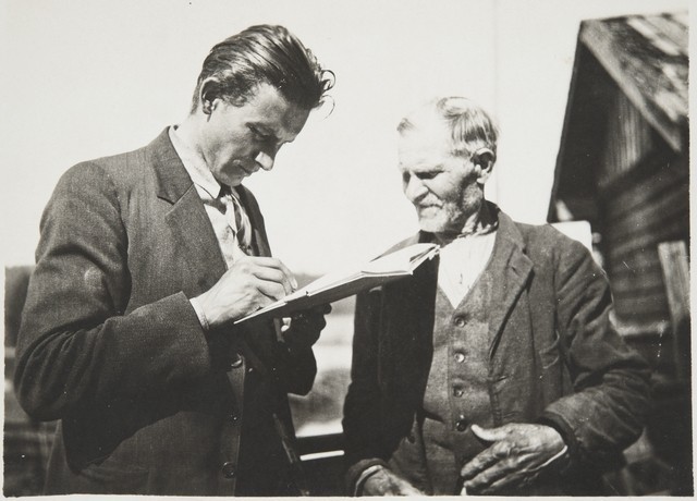 Hannes Teppo (Teppo Hanski) haastattelee Gustafssonia. 1928. Kuva: Toivo Kaukoranta. Museovirasto. CC BY 4.0.