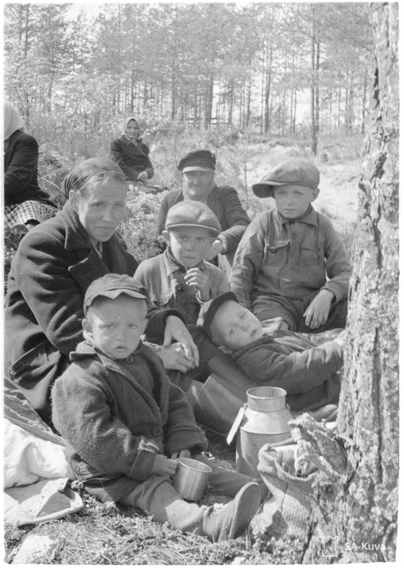 Evakot ruokailevat metsässä. 18.6.1944. Kuva: Kauko Kivi. Sotamuseo. CC BY 4.0.