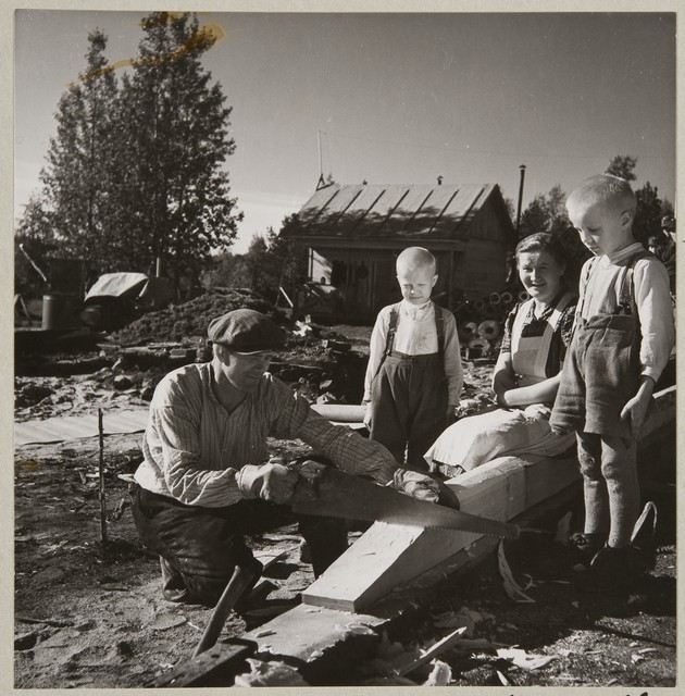 Jälleenrakentaminen aluillaan talvisodan jälkeen. Kevät 1940. Kuva: Pekka Kyytinen. Museovirasto. CC BY 4.0.