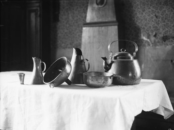 Vanhoja viina-astioita. 1930. Kuva: Samuli Paulaharju. Museovirasto. CC BY 4.0.