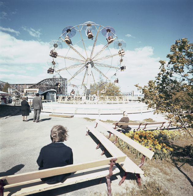 Linnanmäen huvipuistossa. Kuva: Pekka Kyytinen 1955–1974, Museovirasto. CC BY 4.0.