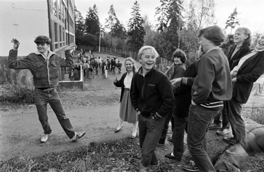 Englantilaisen koulun oppilaita välitunnilla. 1981. Kuva: Ari Himanen. Helsingin kaupunginmuseo.