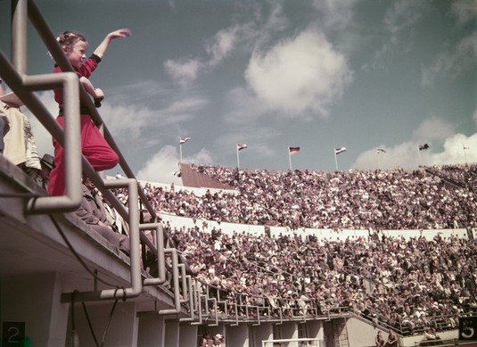 Helsingin olympialaiset 1952. Kisoja seuraavaa yleisöä Olympiastadionilla. Kuva: Olympia-kuva. Helsingin kaupunginmuseo. CC BY 4.0.