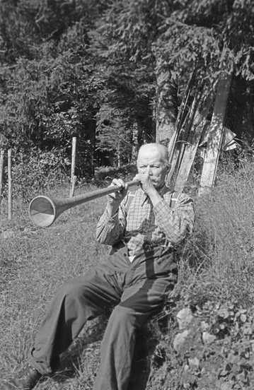 Niitta-ahon Johannes puhaltaa tuohitorveen. Norra Viggen, Nyskoga, Vermlanti, Ruotsi. 31.8.1954. Kuva: Helmi Virtaranta. Museovirasto. CC BY 4.0.