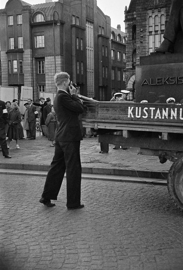 Valokuvaaja kuvaa mielenosoitusta Helsingin Rautatientorilla. 1951. Kuva: Väinö Kannisto. Helsingin kaupunginmuseo. CC BY 4.0.